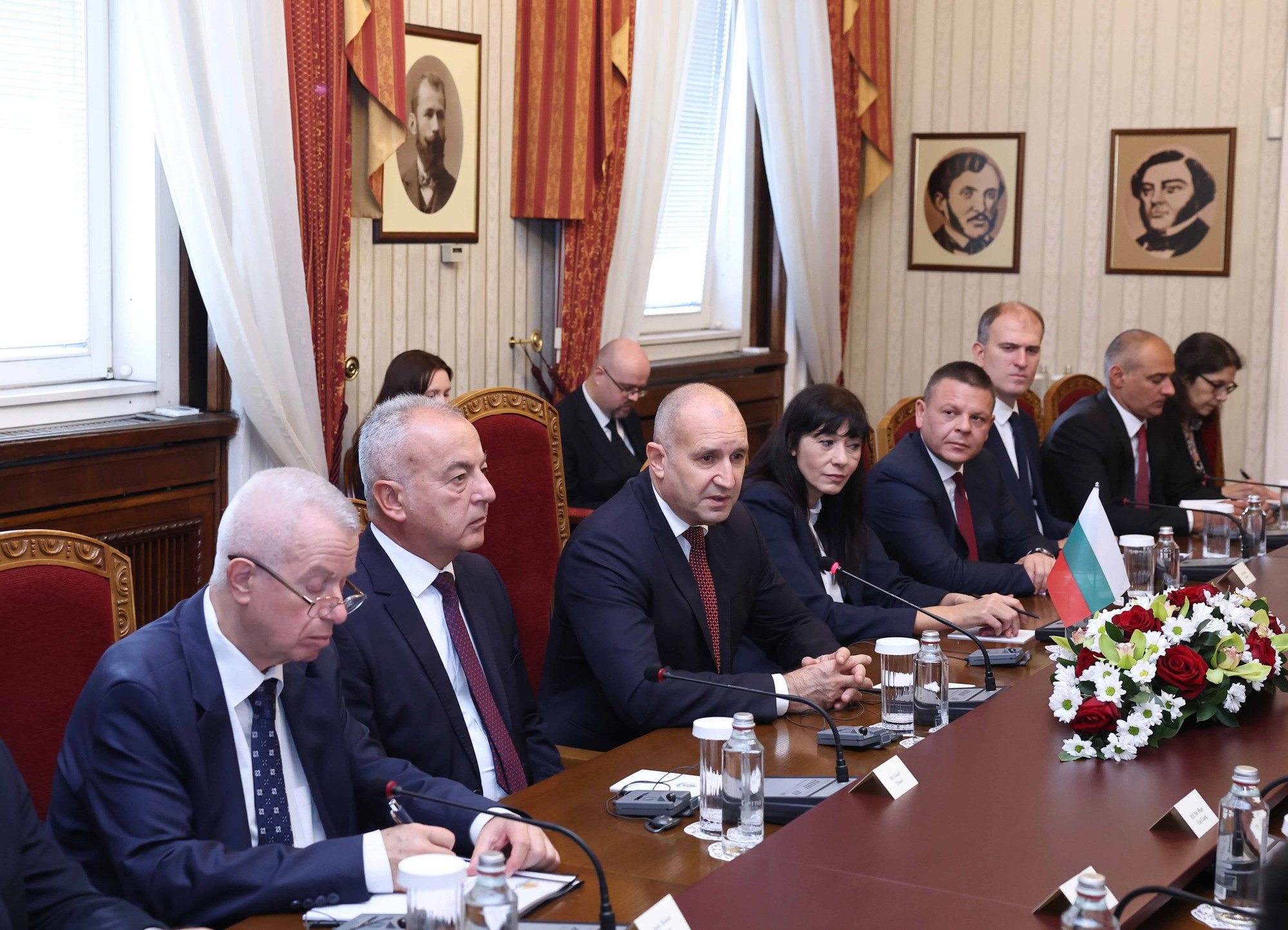 Tổng thống Rumen Radev và đoàn Bulgaria tại cuộc hội đàm chính thức với Tổng Bí thư Tô Lâm. (Ảnh: Thống Nhất/TTXVN) vna-potal-tong-bi-thu-to-lam-va-tong-thong-bulgaria-hoi-dam-8357505.jpg