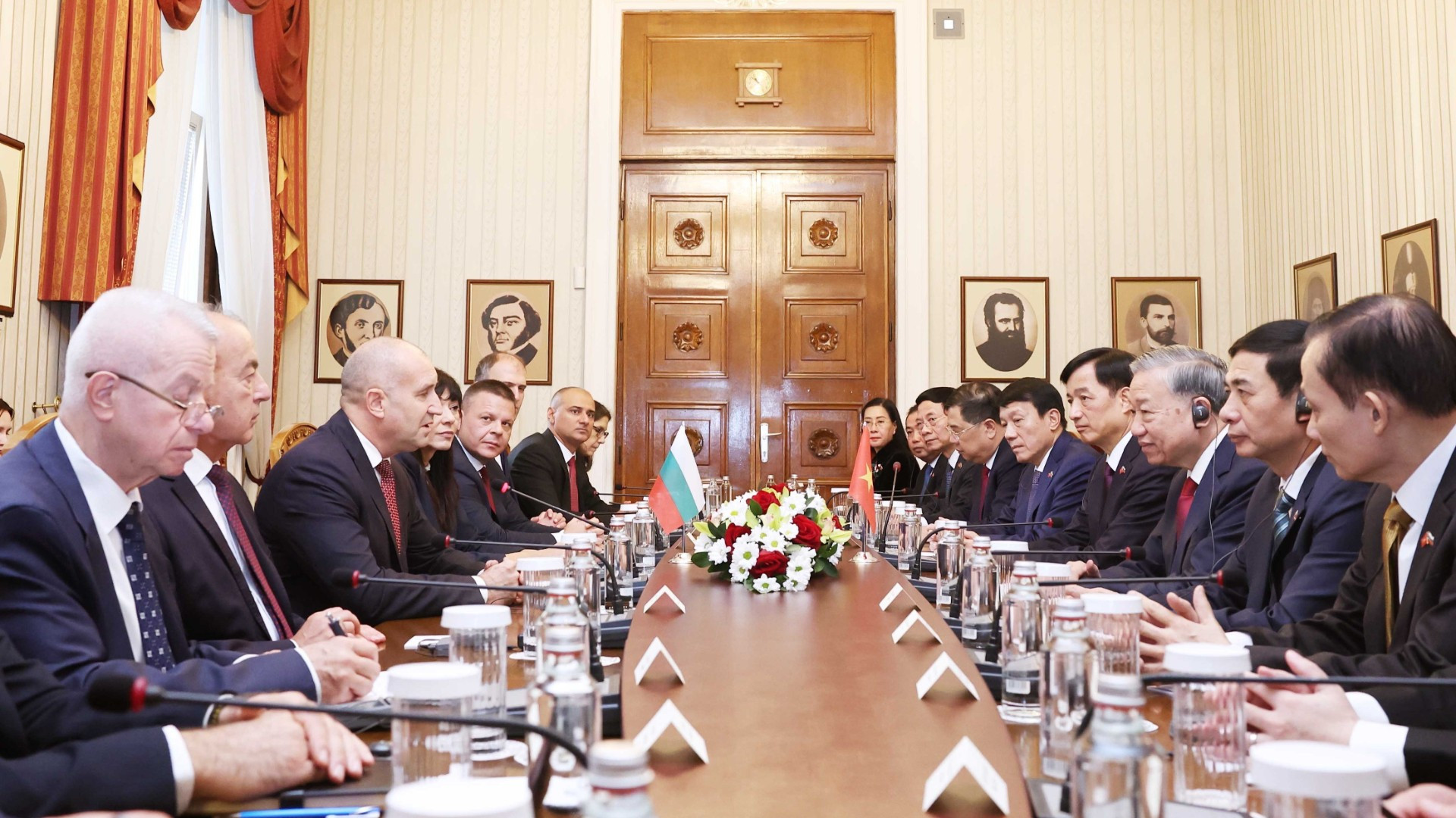 Tổng Bí thư Tô Lâm và Tổng thống Bulgaria Rumen Radev hội đàm chính thức. (Ảnh: Thống Nhất/TTXVN)