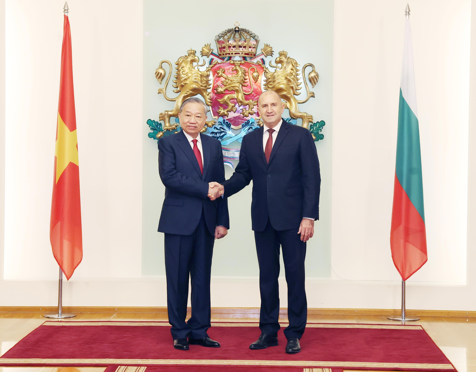 Tổng Bí thư Tô Lâm và Tổng thống Cộng hòa Bulgaria Rumen Radev tại Phủ Tổng thống. (Ảnh: Thống Nhất/TTXVN) vna-potal-le-don-8357473.jpg