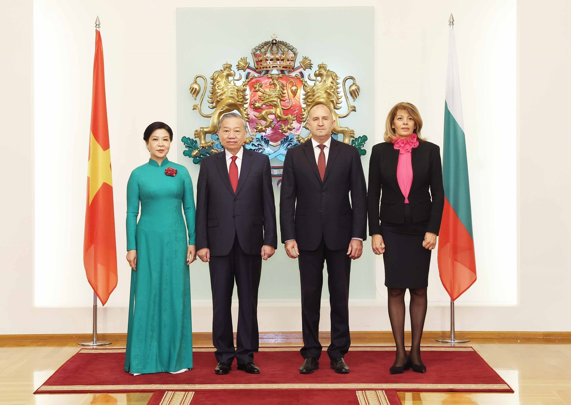 Tổng Bí thư Tô Lâm và Phu nhân với Tổng thống Cộng hòa Bulgaria Rumen Radev và Phu nhân tại Phủ Tổng thống. (Ảnh: Thống Nhất/TTXVN) vna-potal-le-don-8357471.jpg