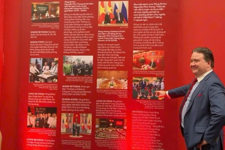 Đại sứ Mỹ Marc Knapper: “Ấn tượng khi được trải nghiệm” tại triển lãm “95 năm cờ Đảng soi đường”