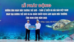 Lãnh đạo tỉnh Ninh Bình trao biển tượng trưng 200 thùng phân loại rác thải tại nguồn cho đại diện thành phố Tam Điệp.