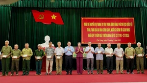 Phó Chủ tịch Quốc hội Nguyễn Thị Thanh và Bí thư Tỉnh ủy Ninh Bình Trương Quốc Huy trao quà cho các gia đình chính sách, người có công với cách mạng xã Phú Long, tỉnh Ninh Bình.