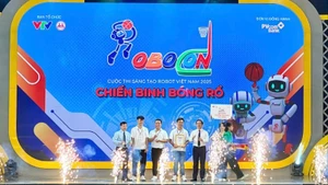 Ban tổ chức trao giải Nhất cho đội LH-UDS đến từ trường Đại học Lạc Hồng.