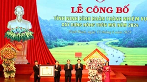 Thay mặt lãnh đạo Đảng và Nhà nước, Phó Chủ tịch Quốc hội Nguyễn Thị Thanh trao Quyết định của Thủ tướng Chính phủ công nhận tỉnh Ninh Bình hoàn thành nhiệm vụ xây dựng nông thôn mới cho lãnh đạo tỉnh Ninh Bình.