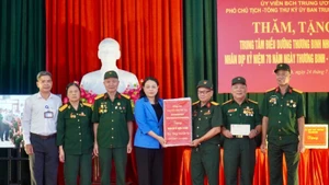 Đồng chí Nguyễn Thị Thu Hà, Ủy viên Trung ương Đảng, Phó Chủ tịch-Tổng Thư ký Ủy ban Trung ương Mặt trận Tổ quốc Việt Nam tặng quà cho Trung tâm điều dưỡng Thương binh Nho Quan, tỉnh Ninh Bình.