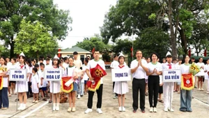 Ban tổ chức trao cờ lưu niệm cho các đơn vị tham gia.