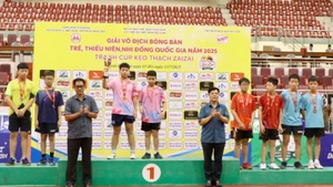 Ban tổ chức trao giải Nhất, Nhì, Ba nội dung đồng đội nam lứa tuổi 12-13 cho các vận động viên.