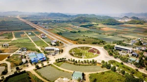 Vòng xuyến Đại lộ Hoa Lư tại nút giao xã Quang Sơn, thành phố Tam Điệp, tỉnh Ninh Bình.
