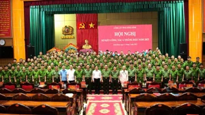 Các đồng chí lãnh đạo Bộ Công an, lãnh đạo tỉnh Ninh Bình chụp ảnh lưu niệm cùng cán bộ chiến sĩ Công an tỉnh Ninh Bình. (Ảnh: THANH THUỶ)