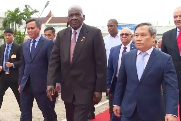 Đồng chí Esteban Lazo Hernandez và Đoàn đại biểu Cuba thăm Bệnh viện hữu nghị Việt Nam-Cuba Đồng Hới.