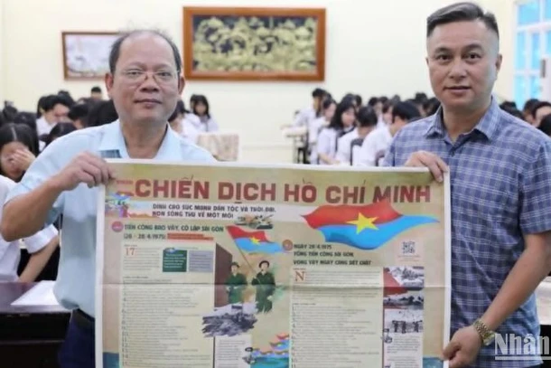 Nhà báo Mai Tú, Trưởng Văn phòng đại diện Báo Nhân Dân tại tỉnh Thái Bình (bên phải) trao tặng thầy và trò Trường trung học phổ thông chuyên Thái Bình ấn phẩm đặc biệt kỷ niệm 50 năm Giải phóng miền nam, thống nhất đất nước.