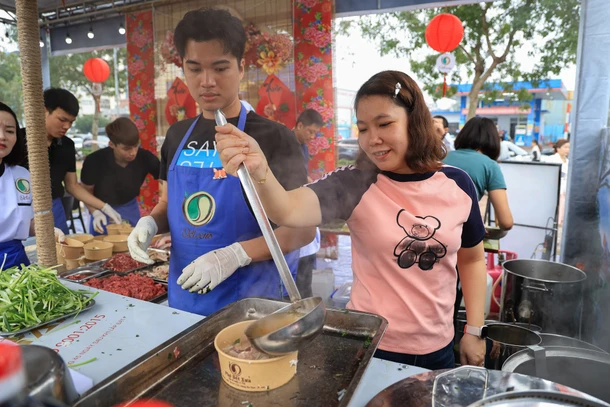 [Video] Hàng nghìn bát phở được bán trong ngày "hội phở" tại Nam Định