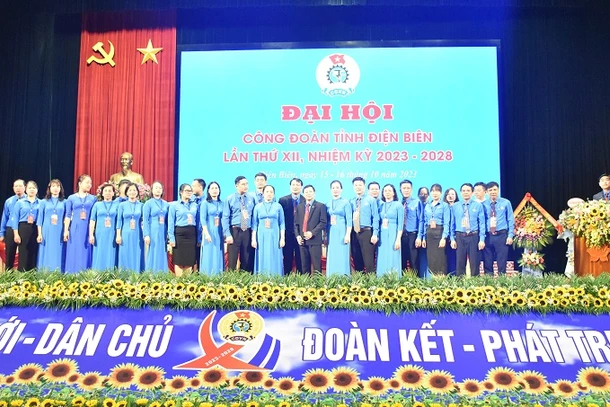 Các đồng chí Ban Chấp hành Liên đoàn Lao động tỉnh khóa 12 ra mắt đại hội.