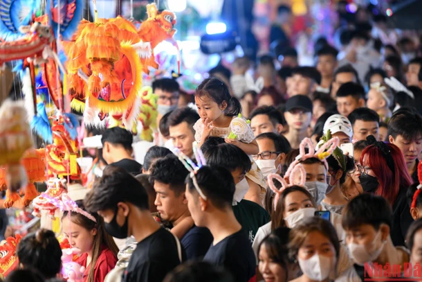 [Ảnh] Phố Hàng Mã đông nghịt người đón Trung thu