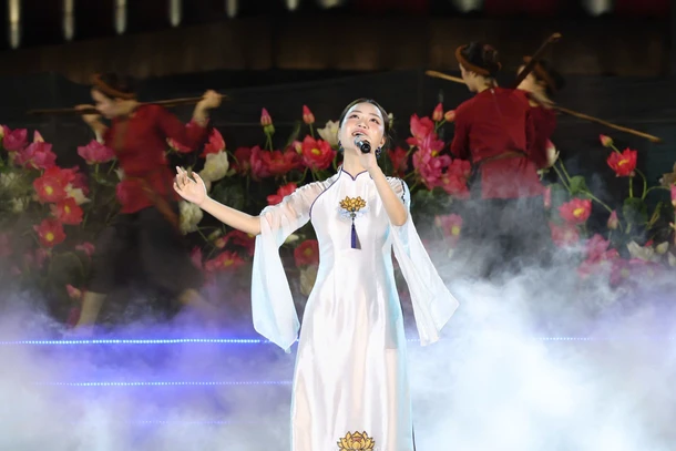 Hà Quỳnh Như tại chương trình “Người là Hồ Chí Minh”. (Ảnh: NVCC)