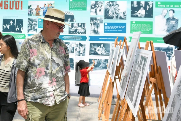 Khách du lịch nước ngoài tham quan Triển lãm. (Ảnh: THẾ ĐẠI)
