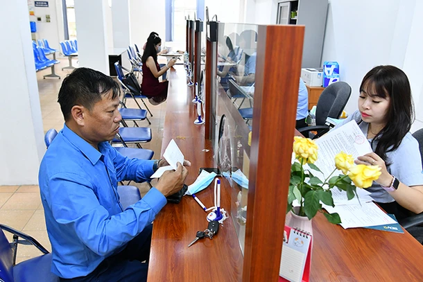 Người lao động làm thủ tục tại Trung tâm Dịch vụ việc làm Hà Nội. (Ảnh: Thủy Nguyên) 