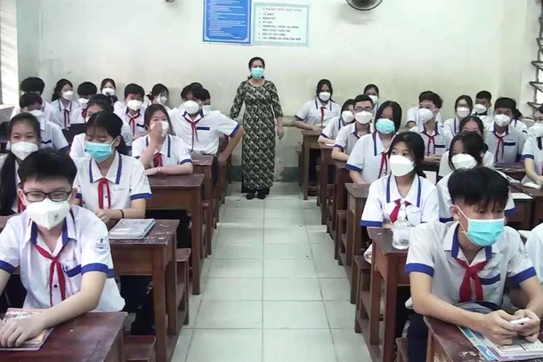 Trường Trung học cơ sở Hậu Nghĩa chỉ bố trí học sinh học 1 buổi và số lượng trên 40 học sinh/lớp.