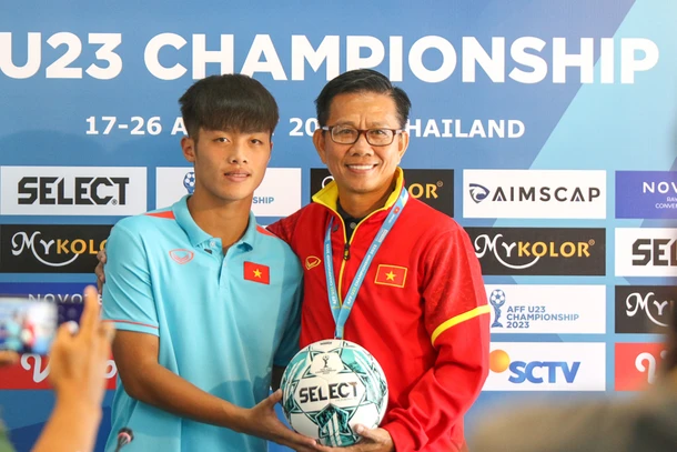 Huấn luyện viên Hoàng Anh Tuấn và tiền đạo Quốc Việt tại buổi họp báo. (Ảnh: VFF)