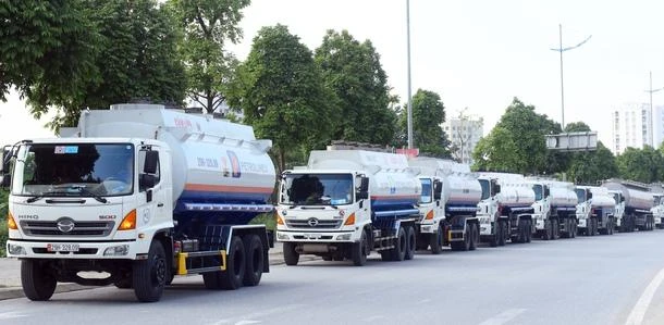 Ảnh minh họa: Xe bồn cung cấp xăng dầu tới các cửa hàng Petrolimex.