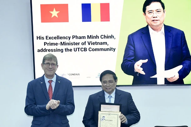 Lãnh đạo Đại học Kỹ thuật xây dựng Bucharest tặng Thủ tướng Phạm Minh Chính bản sao thành tích học tập trước đây của Thủ tướng. 