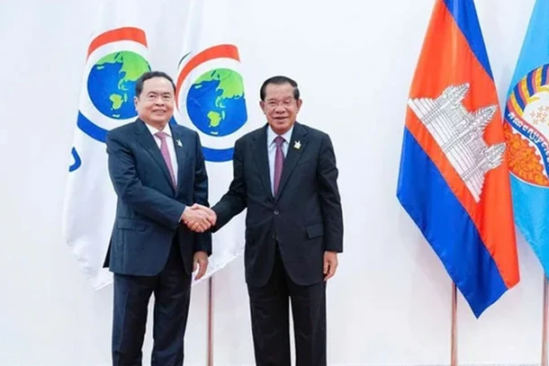 Chủ tịch Quốc hội Trần Thanh Mẫn chào xã giao Chủ tịch Đảng Nhân dân Campuchia, Chủ tịch danh dự Hội nghị ICAPP lần thứ 12 Samdech Hun Sen . (Ảnh: Doãn Tấn/TTXVN)