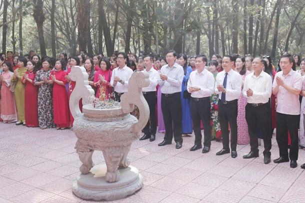Các đại biểu dâng hương tại Khu di tích Đền Hai Bà Trưng (huyện Mê Linh, TP Hà Nội).