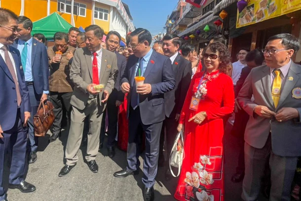 Chủ tịch Quốc hội Vương Đình Huệ thăm hỏi, trò chuyện thân mật cùng bà con gốc Việt ở địa phương.