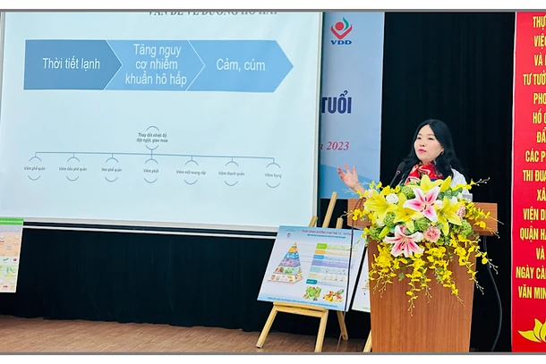 TS, BS Phan Bích Nga trao đổi về các vấn đề sức khỏe thường gặp ở trẻ khi thời tiết chuyển lạnh và các nguyên tắc dinh dưỡng phù hợp.