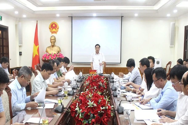 Phó Chủ tịch Thường trực Ủy ban nhân dân tỉnh Hà Nam Nguyễn Anh Chức phát biểu kết luận Hội nghị nghe báo cáo công tác cung rước, tôn trí xá lợi Đức Phật tại chùa Tam Chúc.