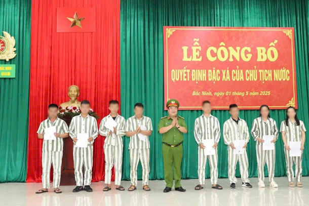 Lãnh đạo Công an tỉnh Bắc Ninh trao Quyết định đặc xá tới các phạm nhân.