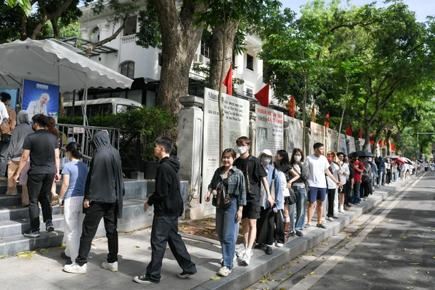 Hàng dài người dân, du khách tại khu vực phố đi bộ Hồ Hoàn Kiếm đợi nhận phụ san đặc biệt kỷ niệm 135 năm Ngày sinh Chủ tịch Hồ Chí Minh.