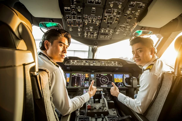 Phi công chuẩn bị đưa máy bay cất cánh.