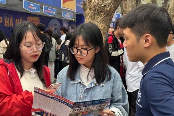 Học sinh tìm hiểu ngành nghề tại Ngày hội tuyển sinh-hướng nghiệp. (Ảnh: THÚY QUỲNH)