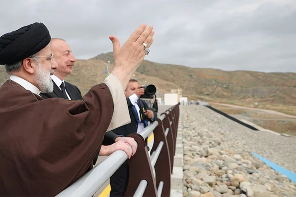 Tổng thống Iran Ebrahim Raisi và người đồng cấp Azerbaijan Ilham Aliyev tới dự lễ khánh thành đập Qiz-Qalasi tại biên giới Iran-Azerbaijan, ngày 19/5/2024. (Ảnh: WANA/REUTERS) 