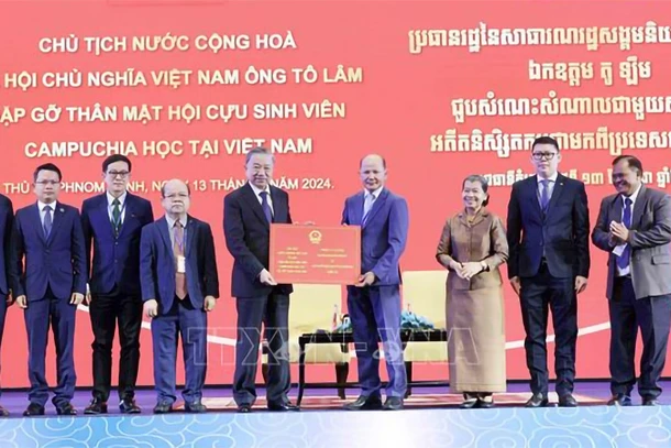 Chủ tịch nước Tô Lâm tặng quà cho Hội Cựu sinh viên Campuchia học tập tại Việt Nam. (Ảnh: TTXVN) 