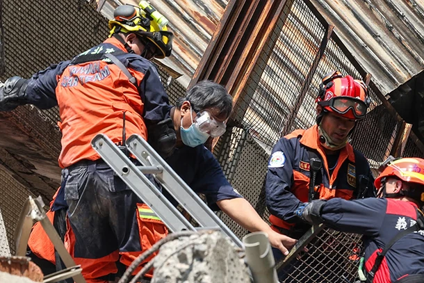 [Ảnh] Lực lượng cứu nạn Đài Loan (Trung Quốc) tìm kiếm người sống sót sau động đất