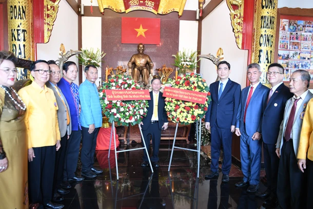 Các đại biểu dâng hoa tại Khu tưởng niệm Chủ tịch Hồ Chí Minh ở tỉnh Nakhon Phanom, Thái Lan. (Ảnh: XUÂN SƠN)