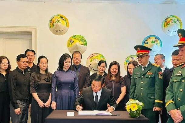Đại sứ Vũ Trung Mỹ ghi sổ tang tưởng niệm nguyên Chủ tịch nước Trần Đức Lương (Ảnh: Đại sứ quán Việt Nam tại Venezuela)