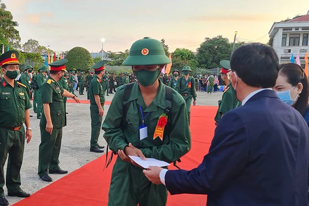 Lãnh đạo tỉnh Hậu Giang tặng quà cho tân binh.