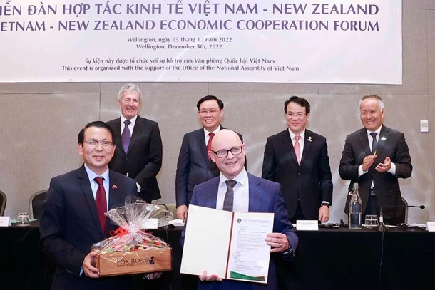 Chủ tịch Quốc hội Vương Đình Huệ và đại biểu chứng kiến Lễ trao thoả thuận về nhập khẩu nông sản của New Zealand sang Việt Nam trong khuôn khổ Diễn đàn Hợp tác kinh tế Việt Nam-New Zealand. (Ảnh TTXVN) 