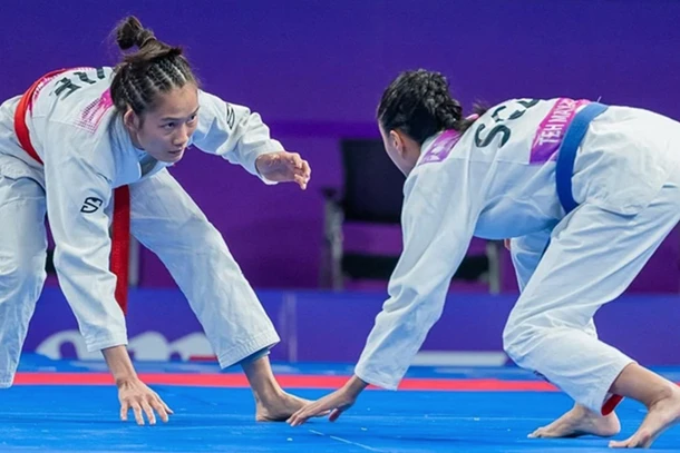 Phùng Thị Huệ (trái) giành Huy chương đầu tiên cho Đoàn Thể thao Việt Nam trong ngày 5/10. (Ảnh: Đoàn Thể thao Việt Nam)