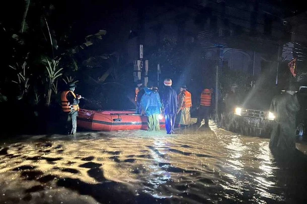 Lực lượng chức năng của thành phố Uông Bí di dời người dân bị ngập đến nơi an toàn.