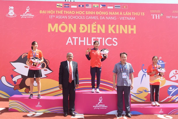 Vận động viên Việt Nam Hoàng Thị Ngọc Anh giành Huy chương Vàng nội dung chạy 3.000m. 