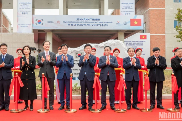 Sau hơn 5 năm xây dựng, trụ sở của VKIST tại Khu công nghệ cao Hòa Lạc được bàn giao đưa vào sử dụng gồm 5 phòng thí nghiệm hiện đại.