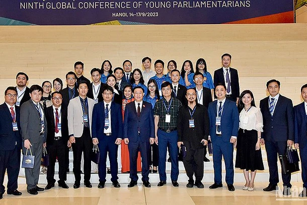 Chủ tịch Quốc hội Vương Đình Huệ cùng đại diện Ban tổ chức Hội nghị và các đại biểu thanh niên Việt Nam tiêu biểu.