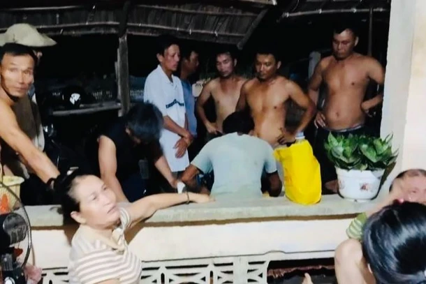 Gia đình nạn nhân đau buồn khi cùng lúc mất 3 người thân. 