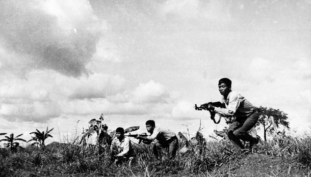 Lực lượng vũ trang cách mạng Campuchia và bộ đội tình nguyện Việt Nam phối hợp tập luyện nâng cao kỹ thuật chiến đấu. (Ảnh: TTXVN)