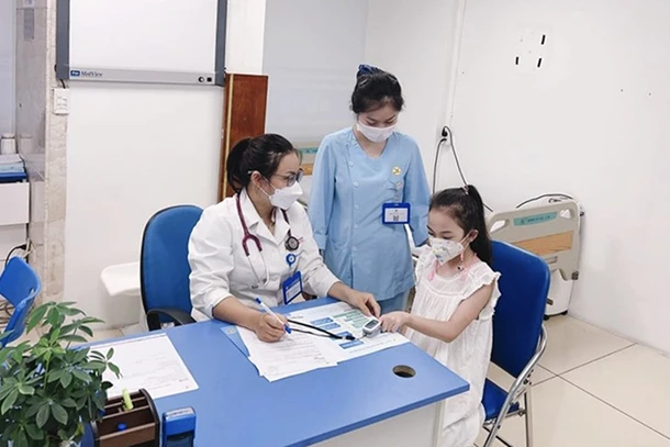 Thạc sĩ, bác sĩ Trần Thị Kim Ngọc, chuyên khoa Nhi, Phòng khám đa khoa Medlatec, khám cho bệnh nhi.